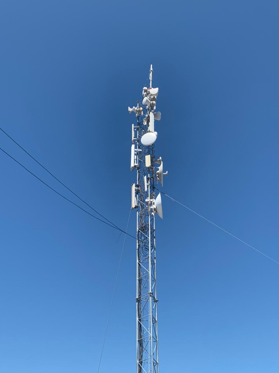 HNE tower full view with mounted sector antennas